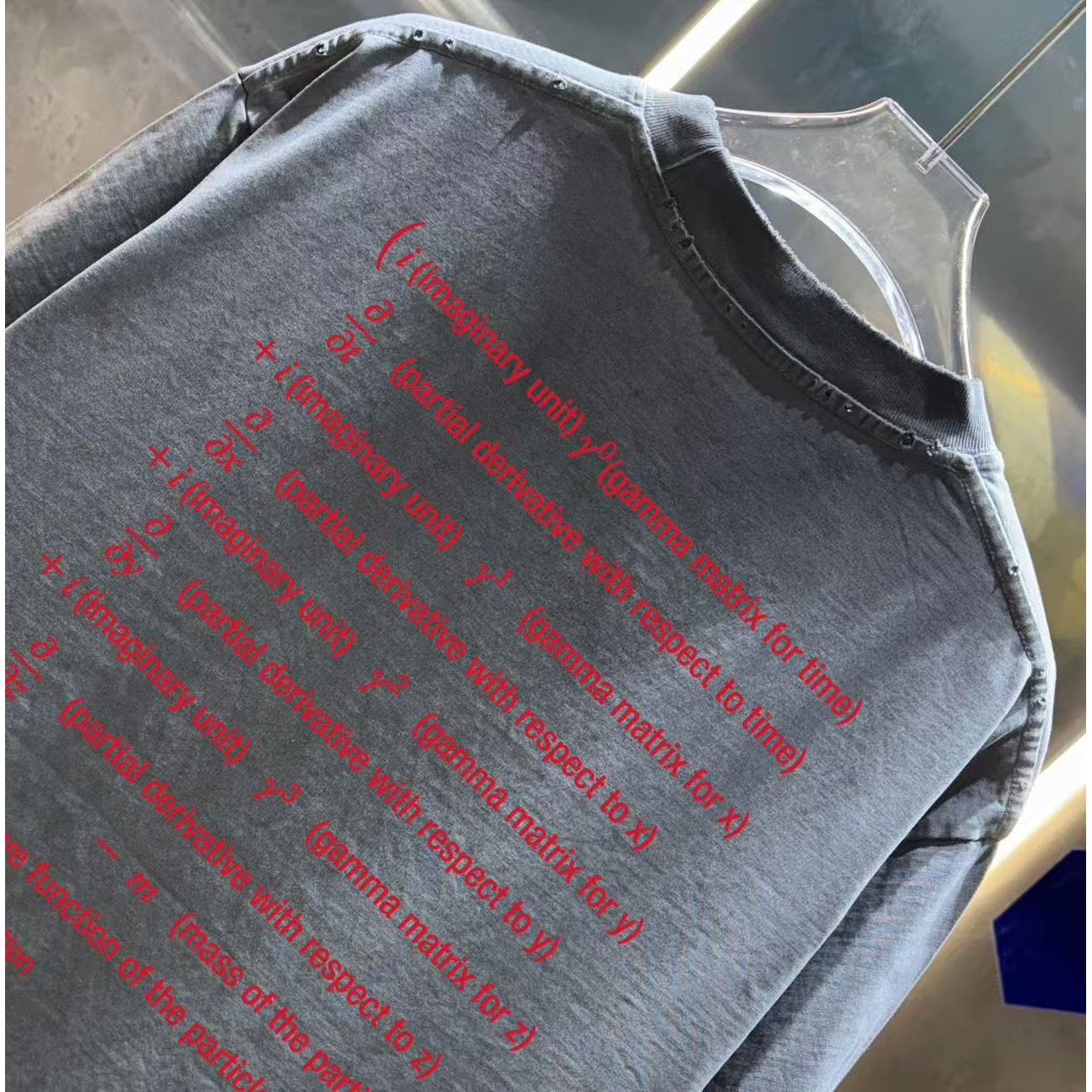 <p>Balenciaga 洗水磨破短袖T恤(洗水灰)</p>
