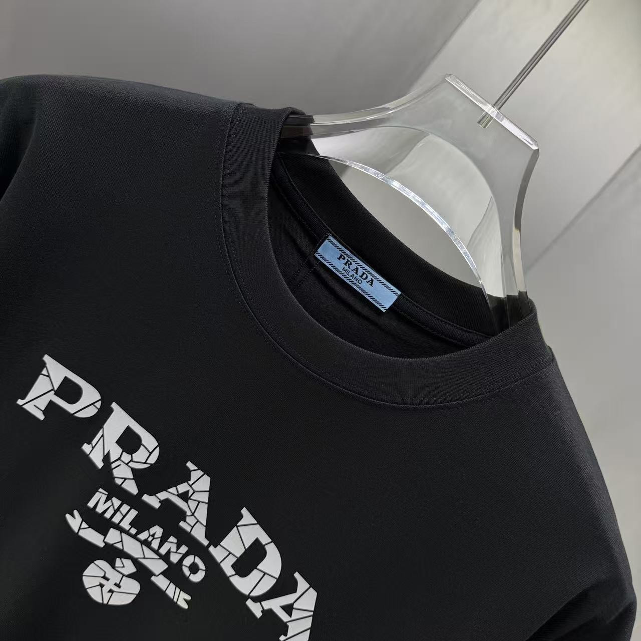 <p>Prada 短袖T恤(黑)</p>