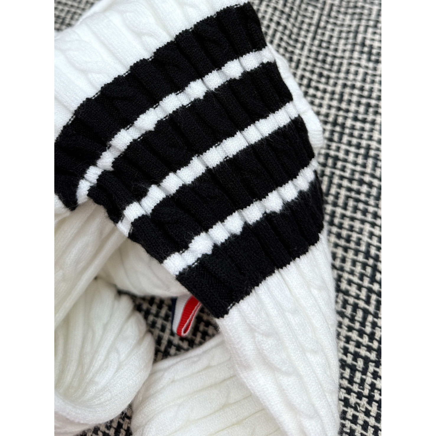 <p>Thom Browne 女款刺绣四杠针织开衫(白)</p>