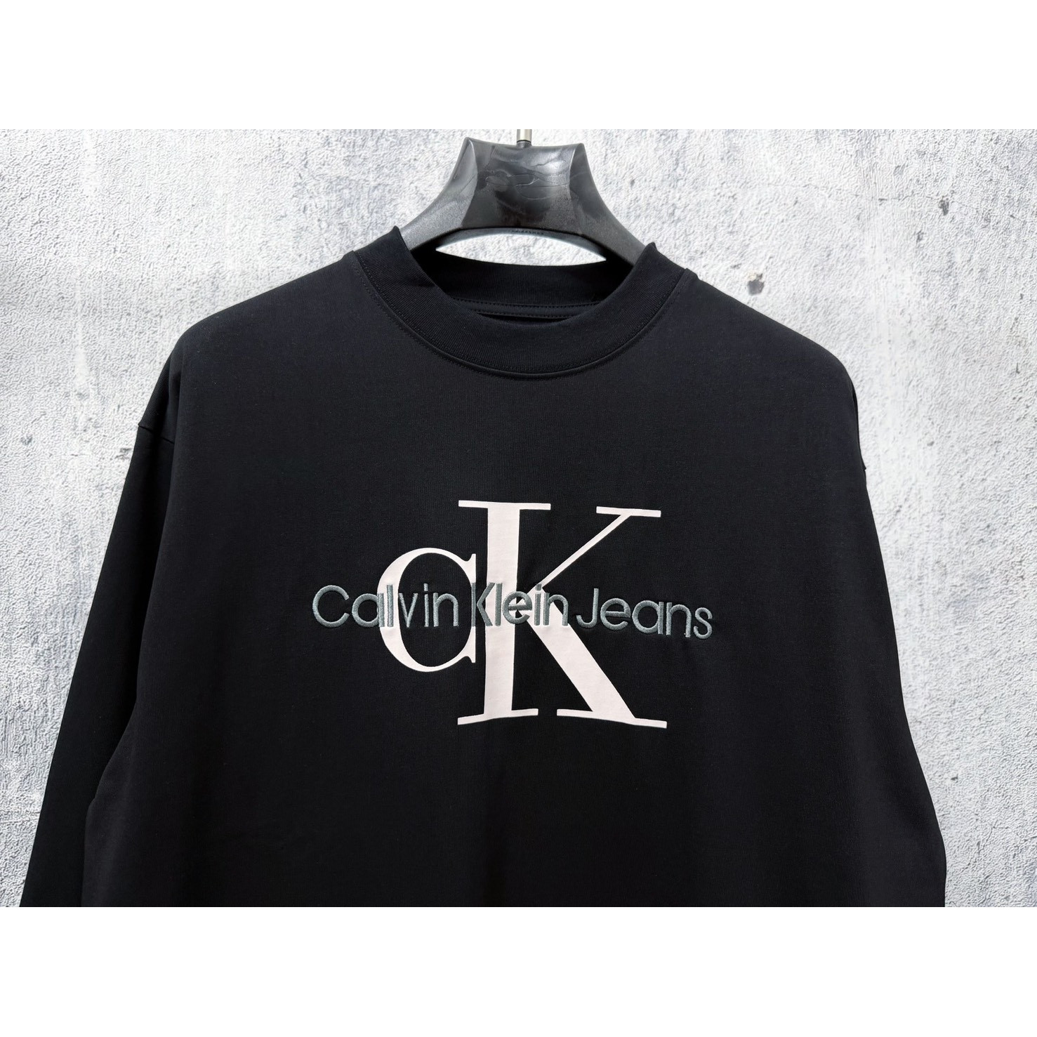 <p>CK&nbsp;刺绣logo长袖(黑)</p>