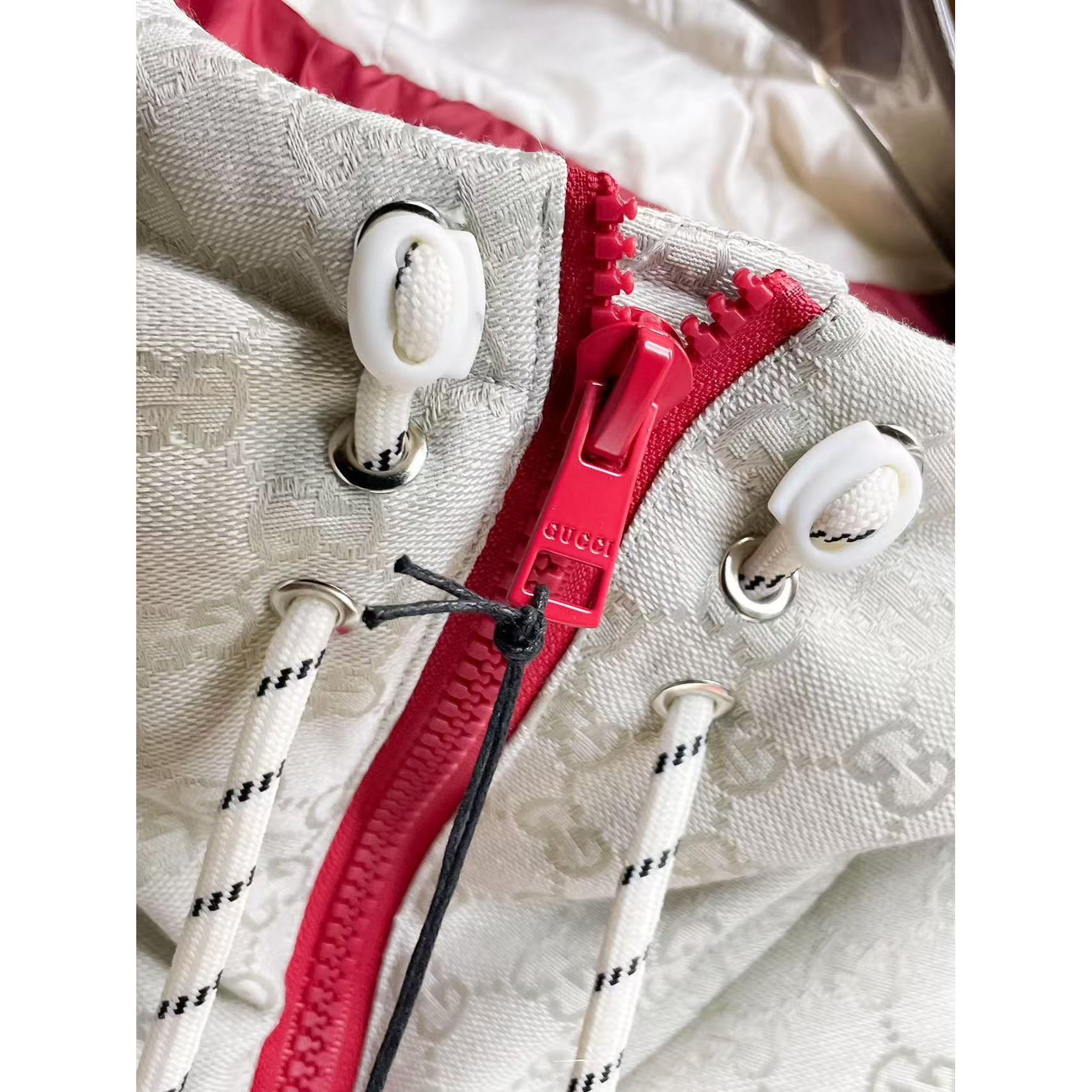 <p>GUCCI 秋冬新款羽绒服(白)</p>