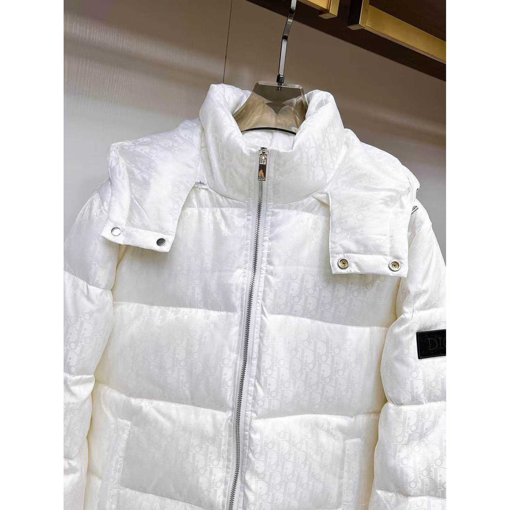 <p>DIOR&nbsp;秋冬新款羽绒服(白)</p>