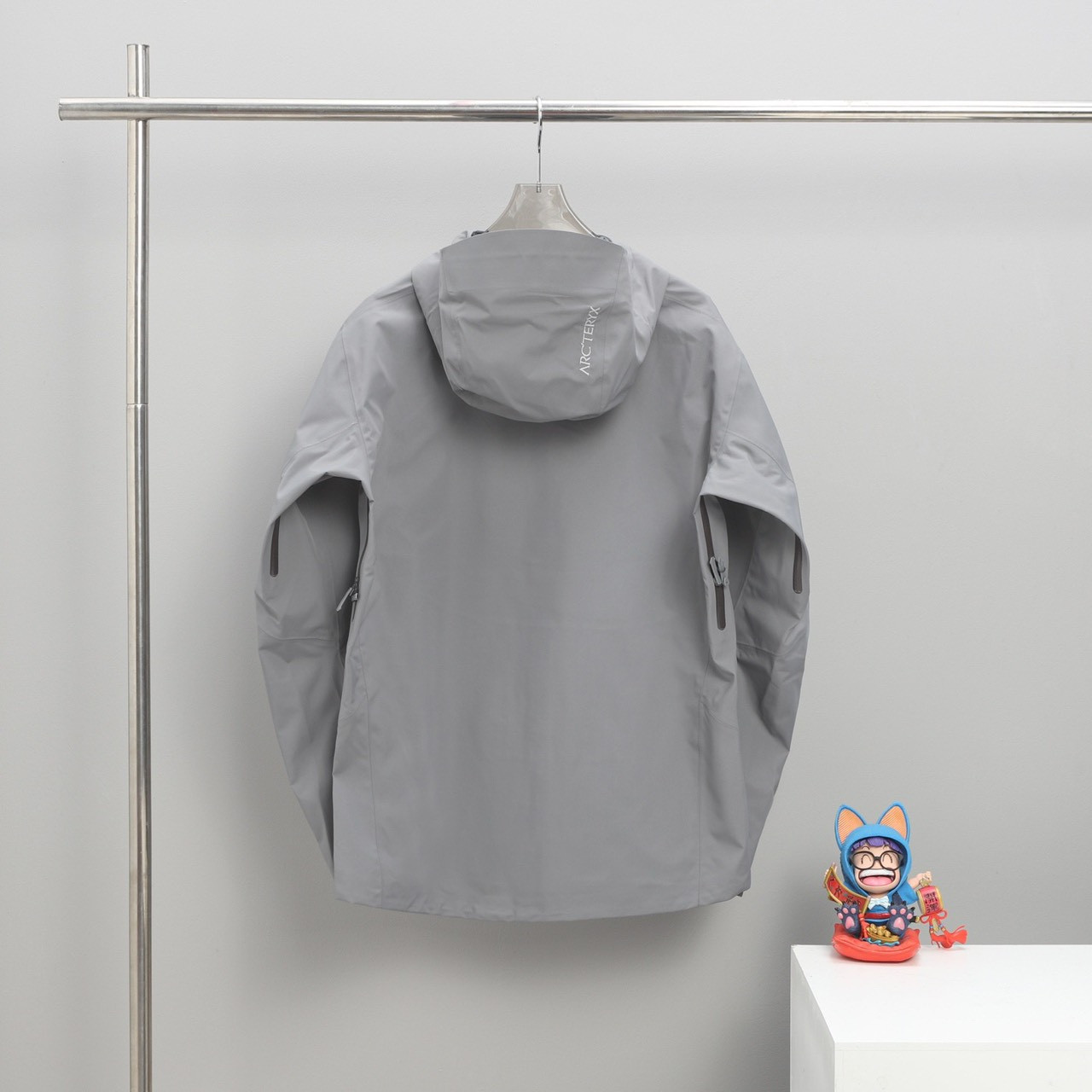 <p>Arc'teryx Bate SL 轻质透气连帽冲锋衣(灰)</p>