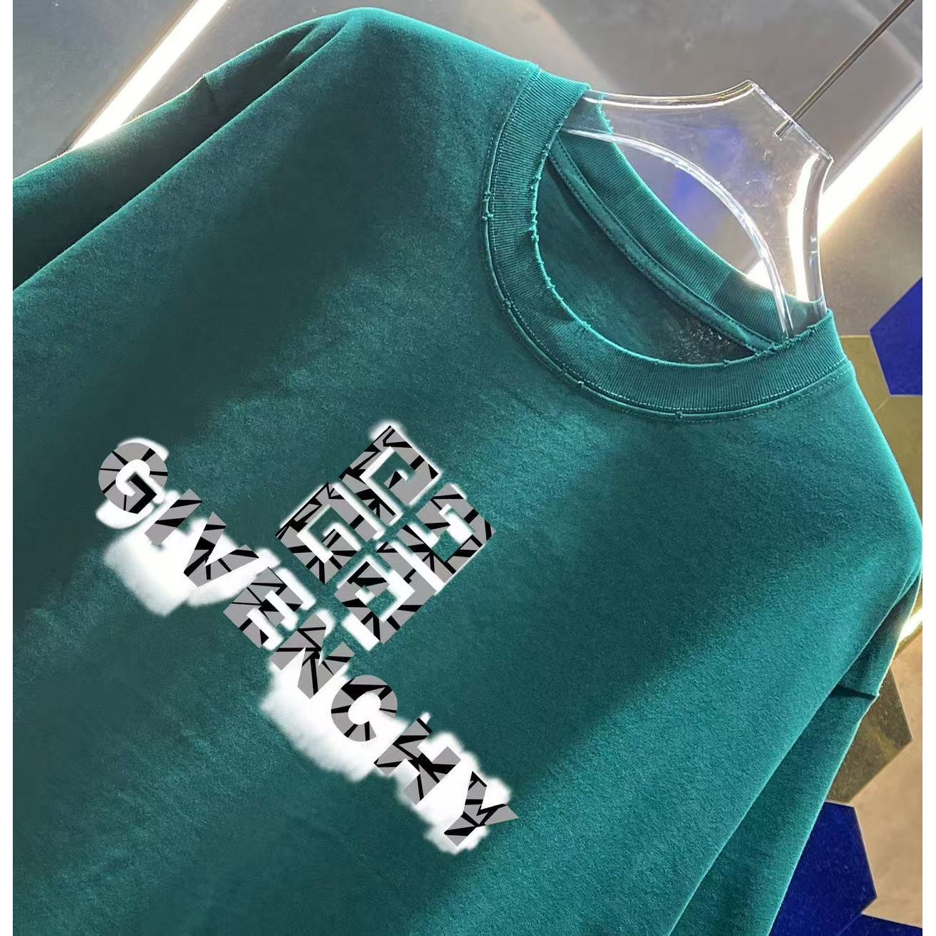 <p>Givenchy 洗水磨破短袖T恤(洗水綠)</p>