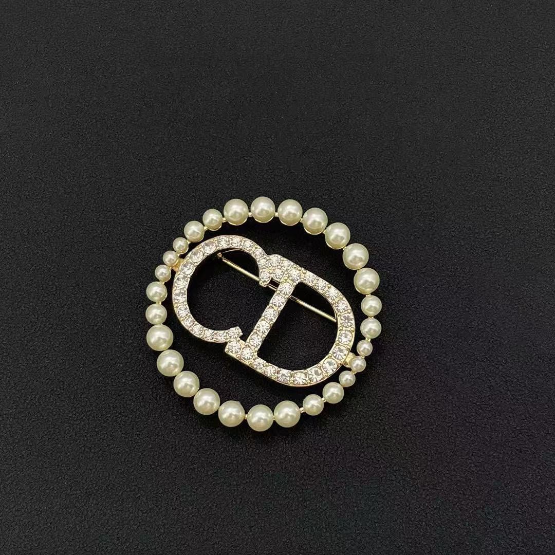 <p>DIOR&nbsp;珍珠胸针</p>