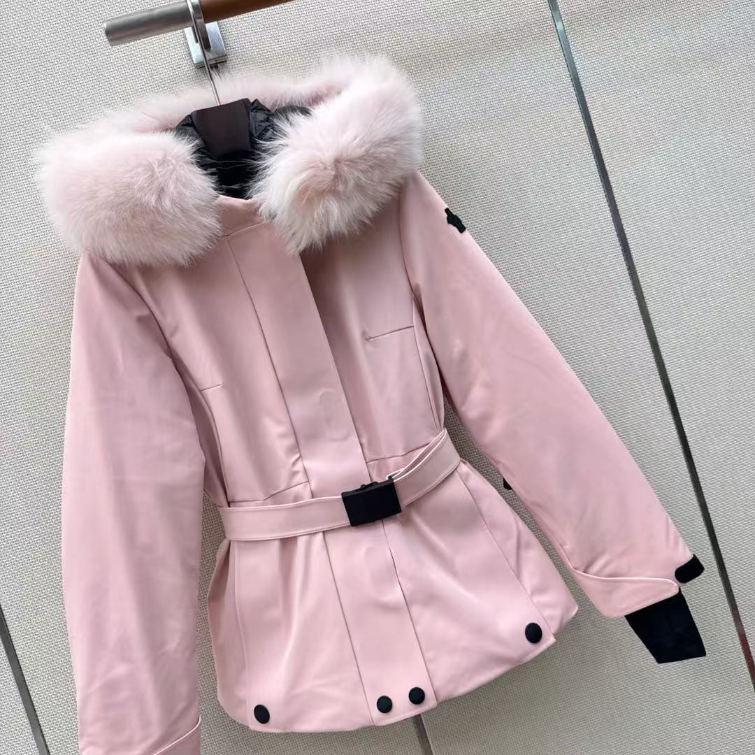 <p>MONCLER 经典Celac短款收腰羽绒滑雪服(粉)</p>