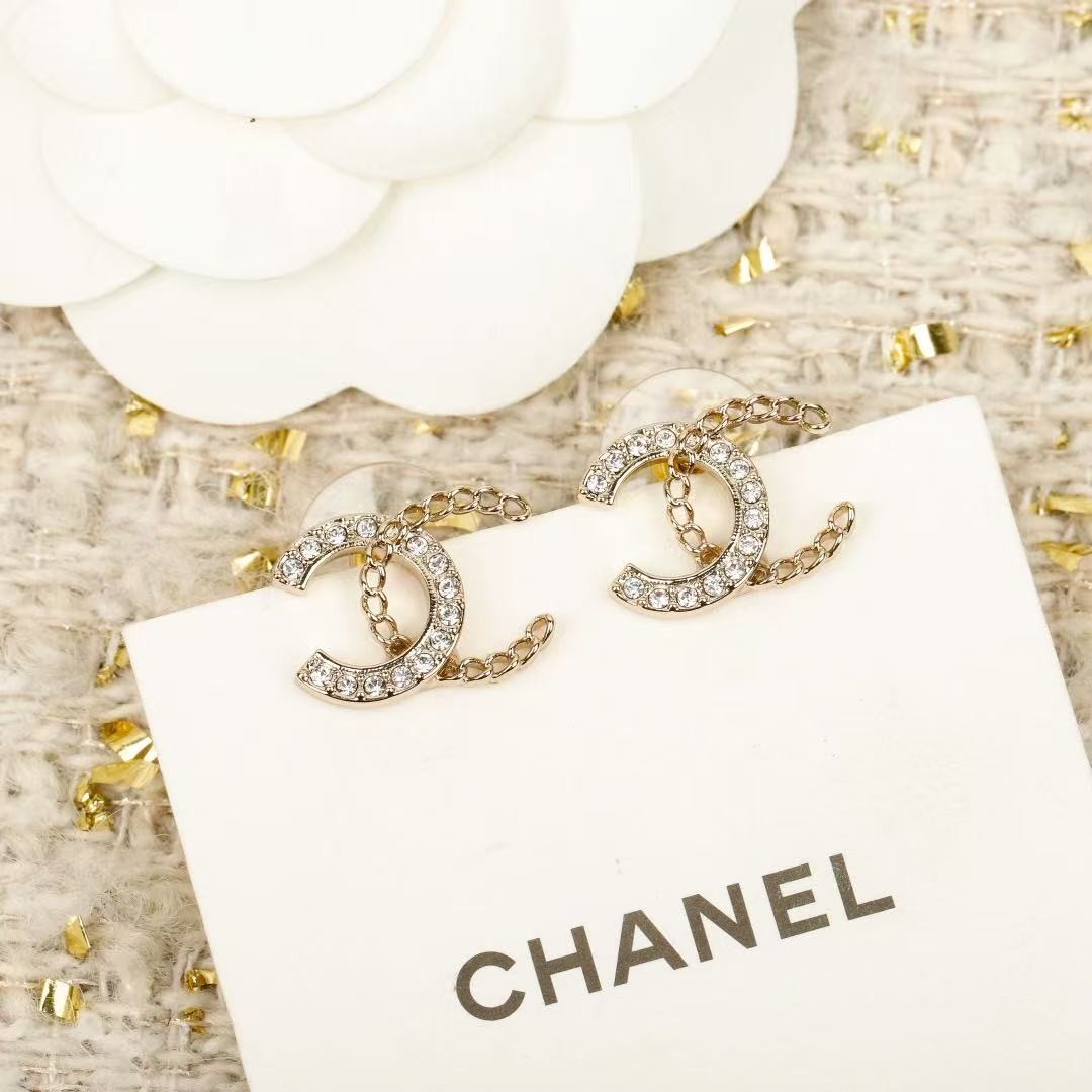 <p>CHANEL&nbsp;双c镂空编织耳钉</p>
