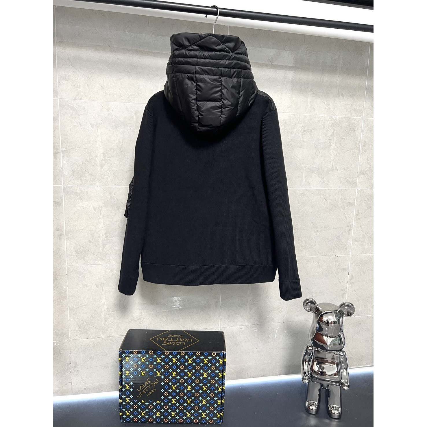 <p>Moncler 拼接连帽针织羽绒服(黑)</p>