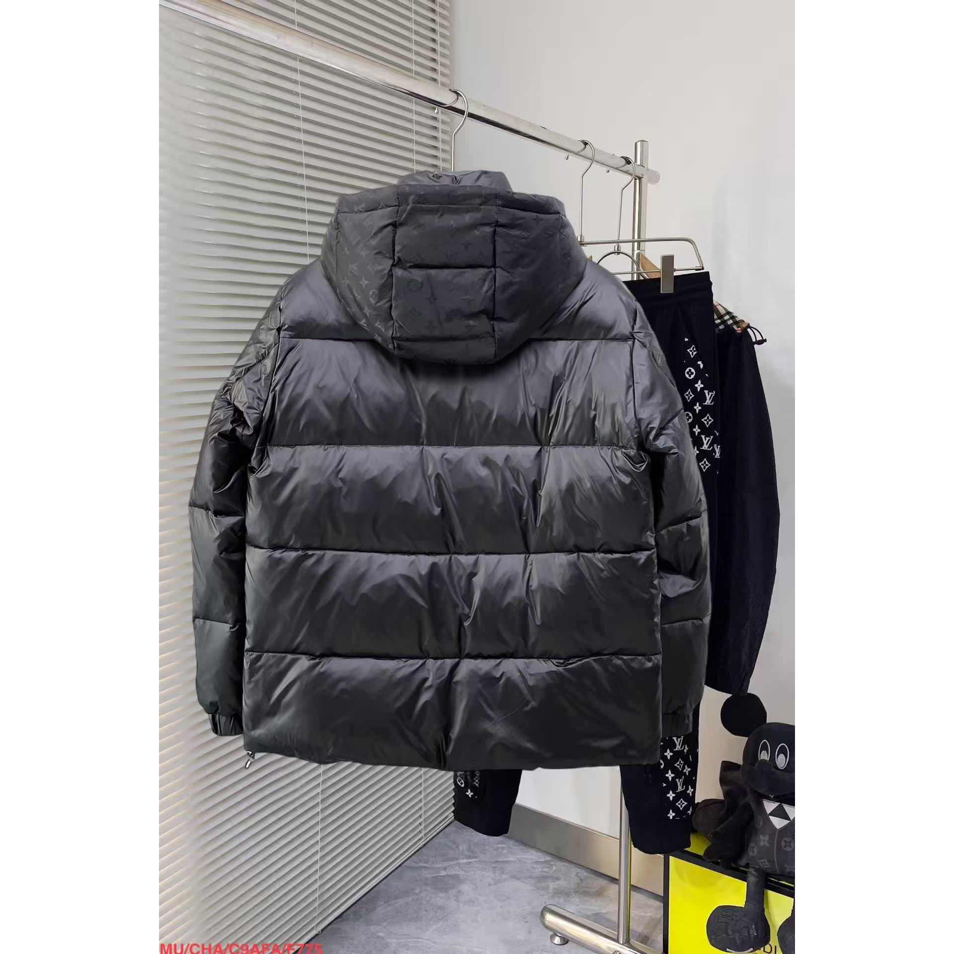 <p>LV 官网款新款羽绒服(黑)</p>