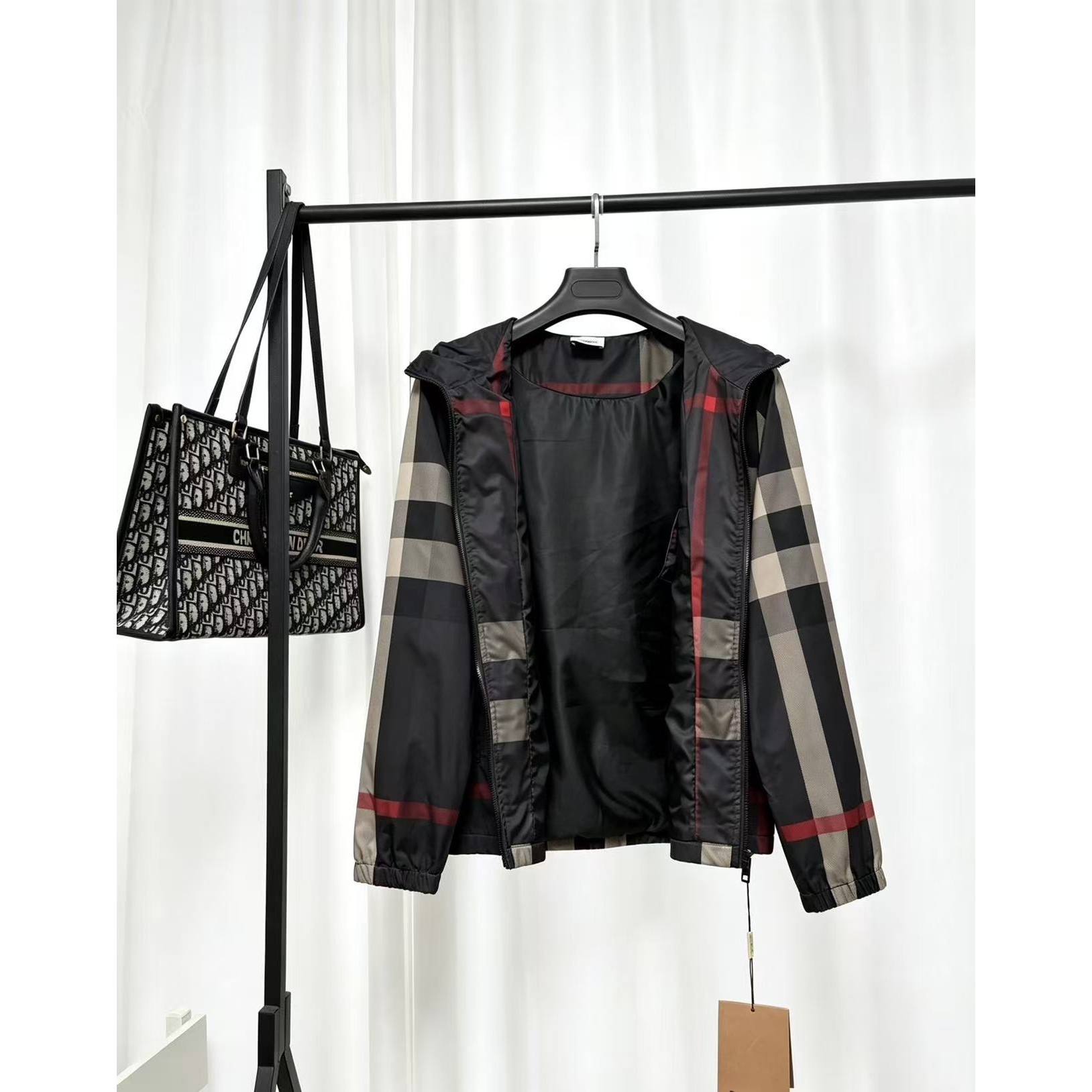 <p>Burberry 夹克外套(黑)</p>