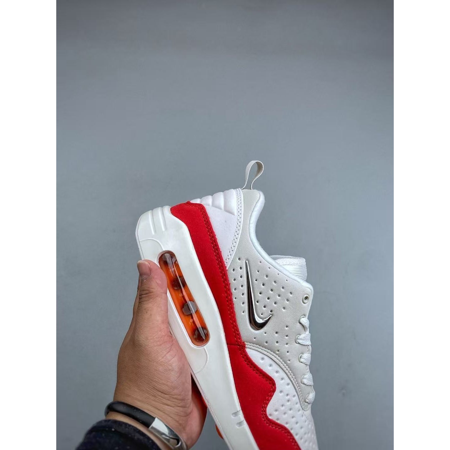 <p>NIKE AIR MAX 气垫复古跑步鞋(白紅)</p>