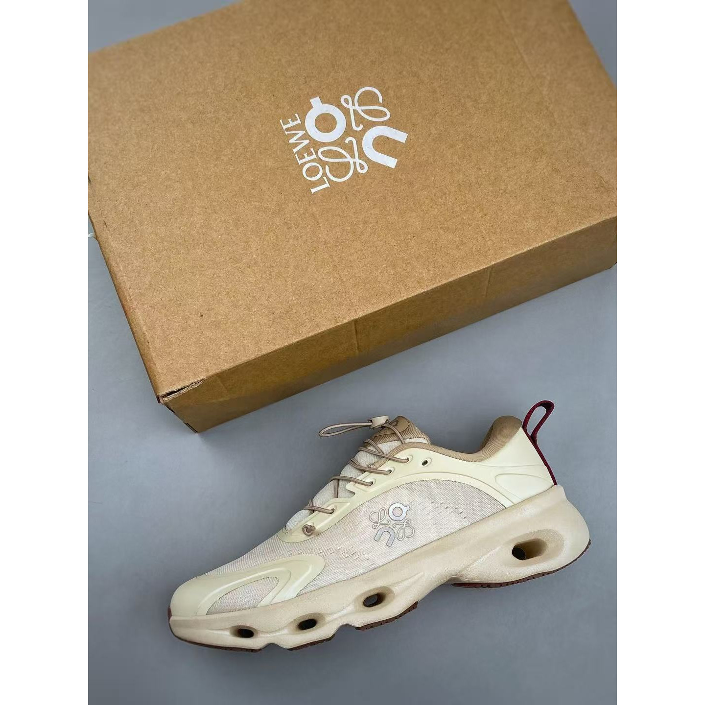 <p>Loewe x ON&nbsp; 联名 Cloudsolo 系列</p>