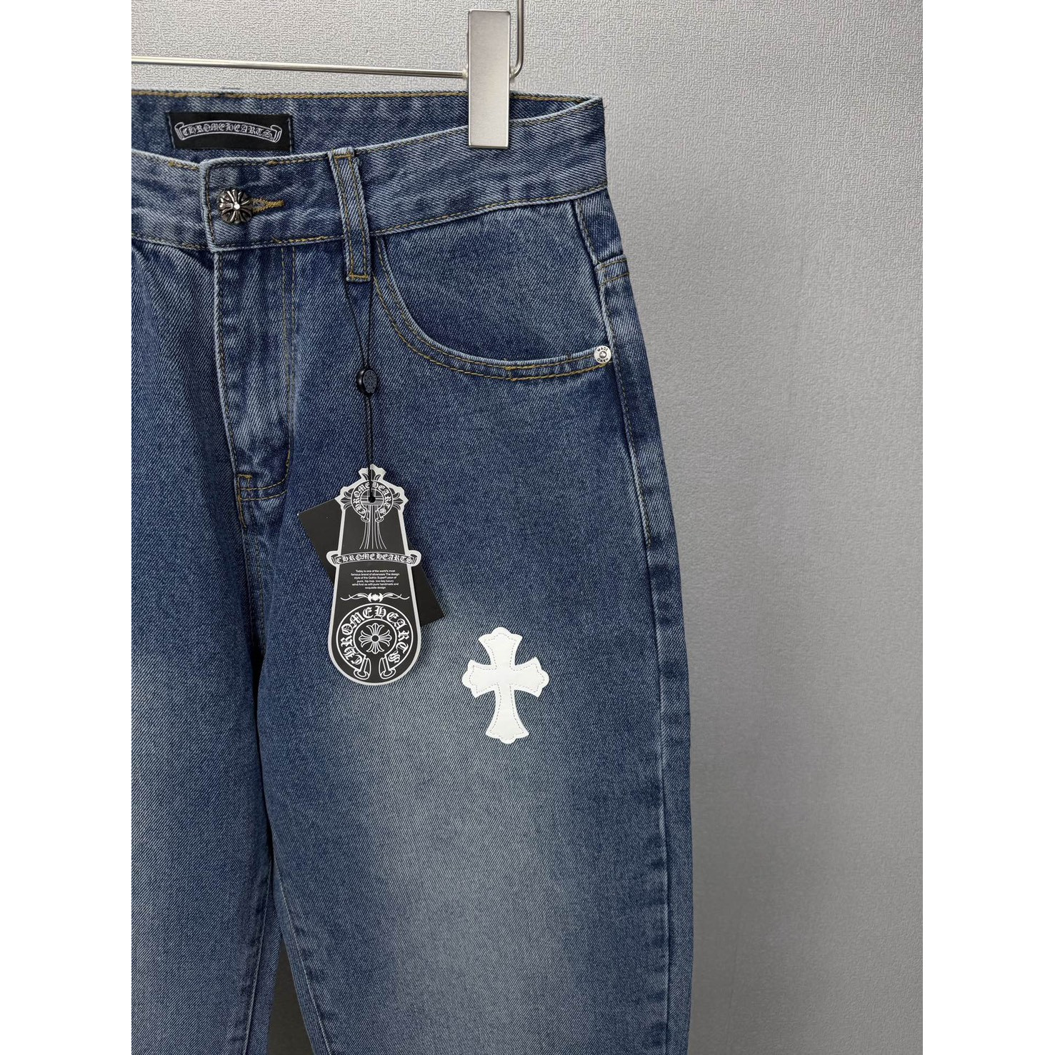 <p>CHROME HEARTS 彩色十字架印花情侣款水洗宽松牛仔裤</p>