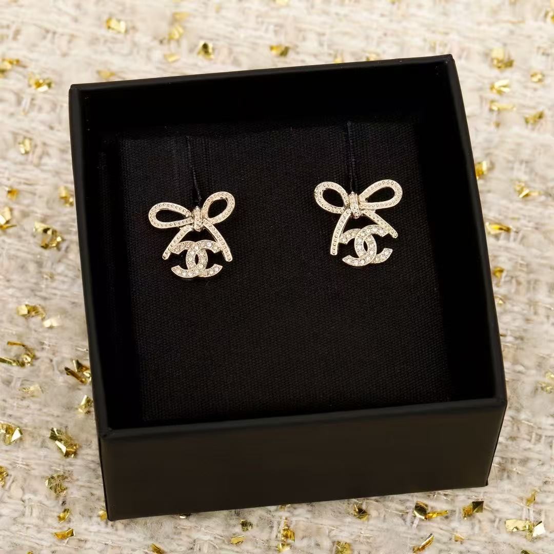 <p>CHANEL&nbsp;蝴蝶结吊双C耳钉</p>
