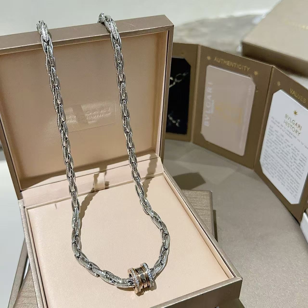 <p>BVLGARI&nbsp;项链</p>