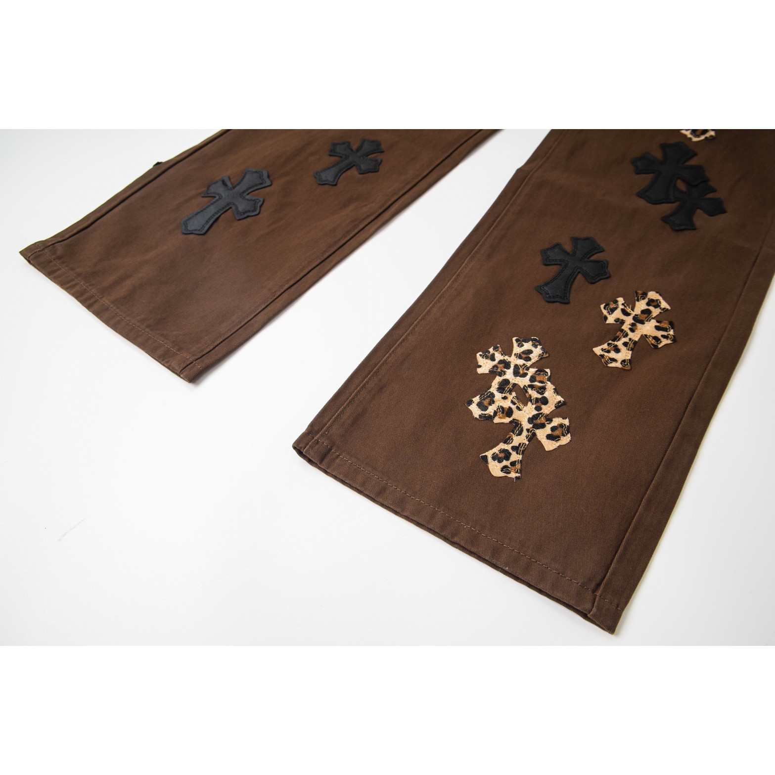 <p>CHROME HEARTS 咖色休闲十字贴皮牛仔裤(1754#)</p>