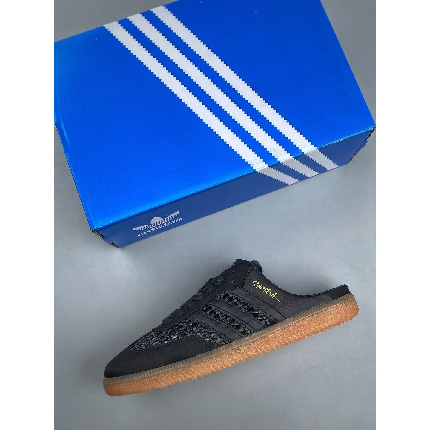 <p>Adidas&nbsp; 包头拖鞋(黑)</p>