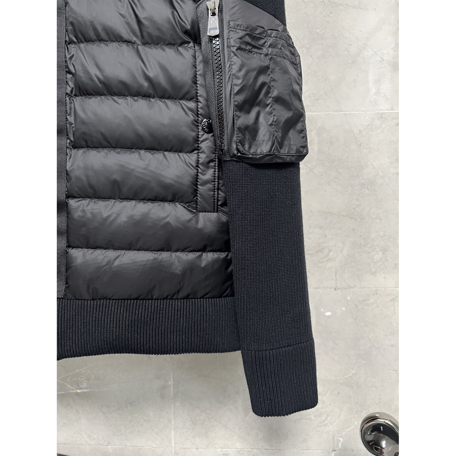 <p>Moncler 拼接连帽针织羽绒服(黑)</p>