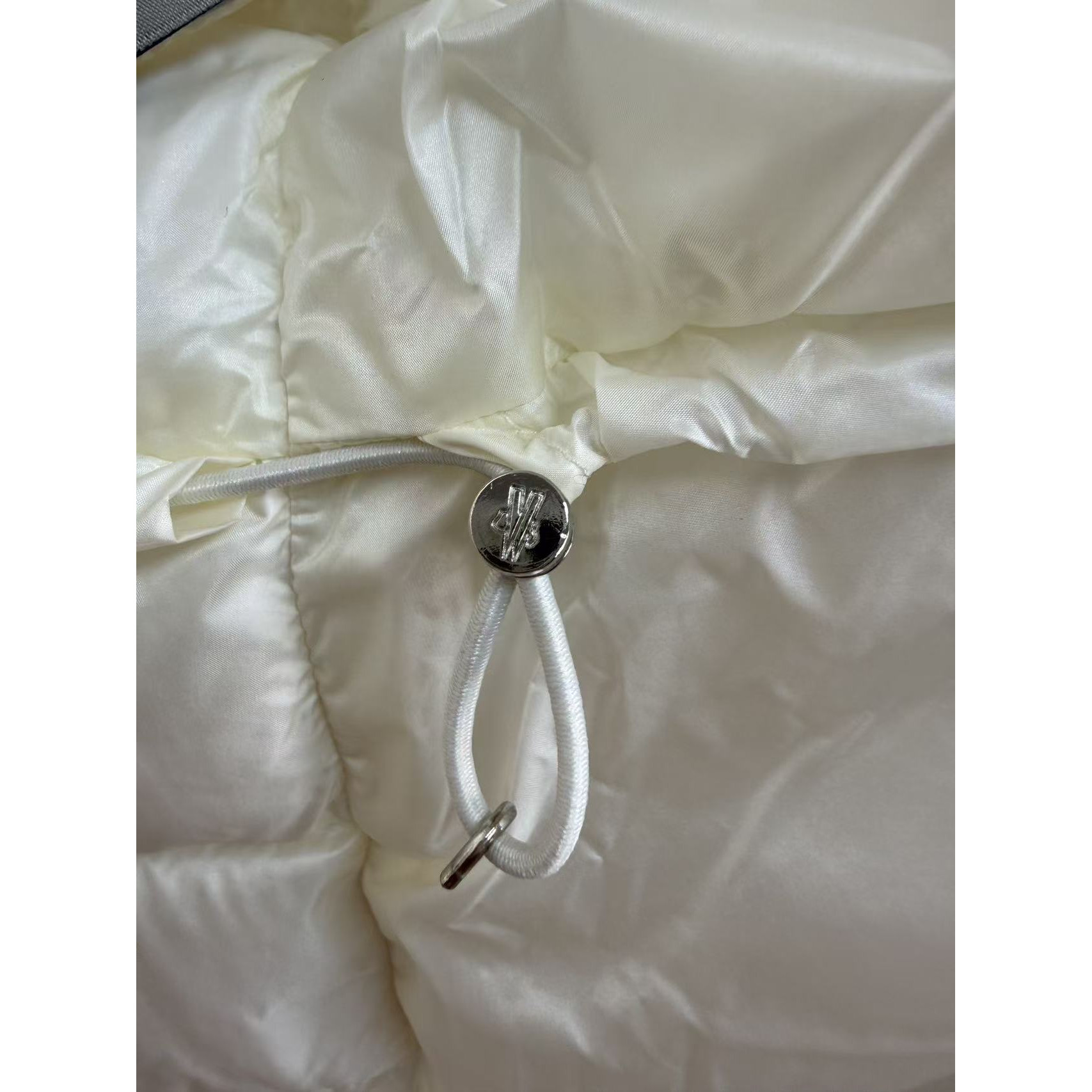 <p>Moncler 连帽中长羽绒服(白)</p>