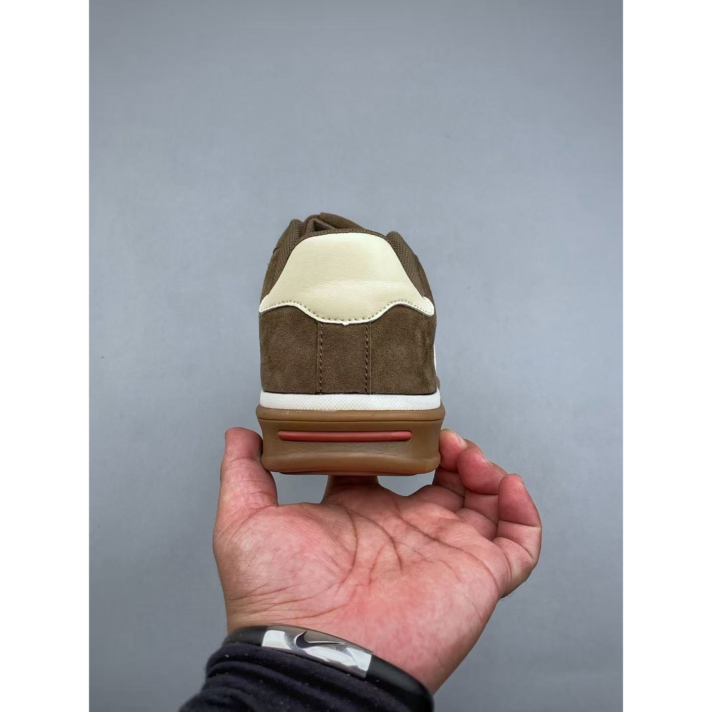 <p>FENDI 板鞋</p>