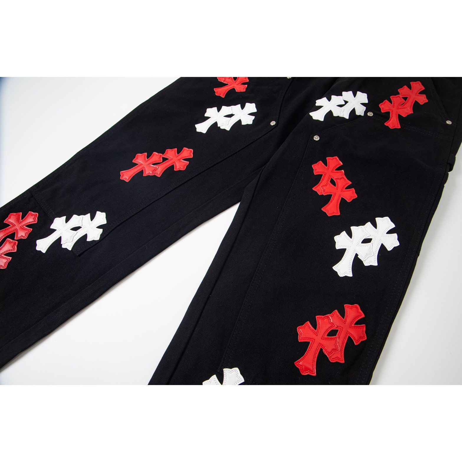 <p>CHROME HEARTS 黑色伐木裤红皮拼白皮元素水洗牛仔裤(1773#)</p>