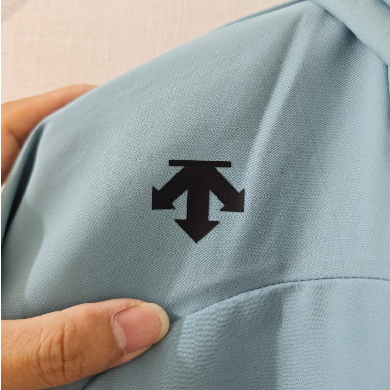 <p>DESCENTE 連帽拉鍊外套(藍)</p>