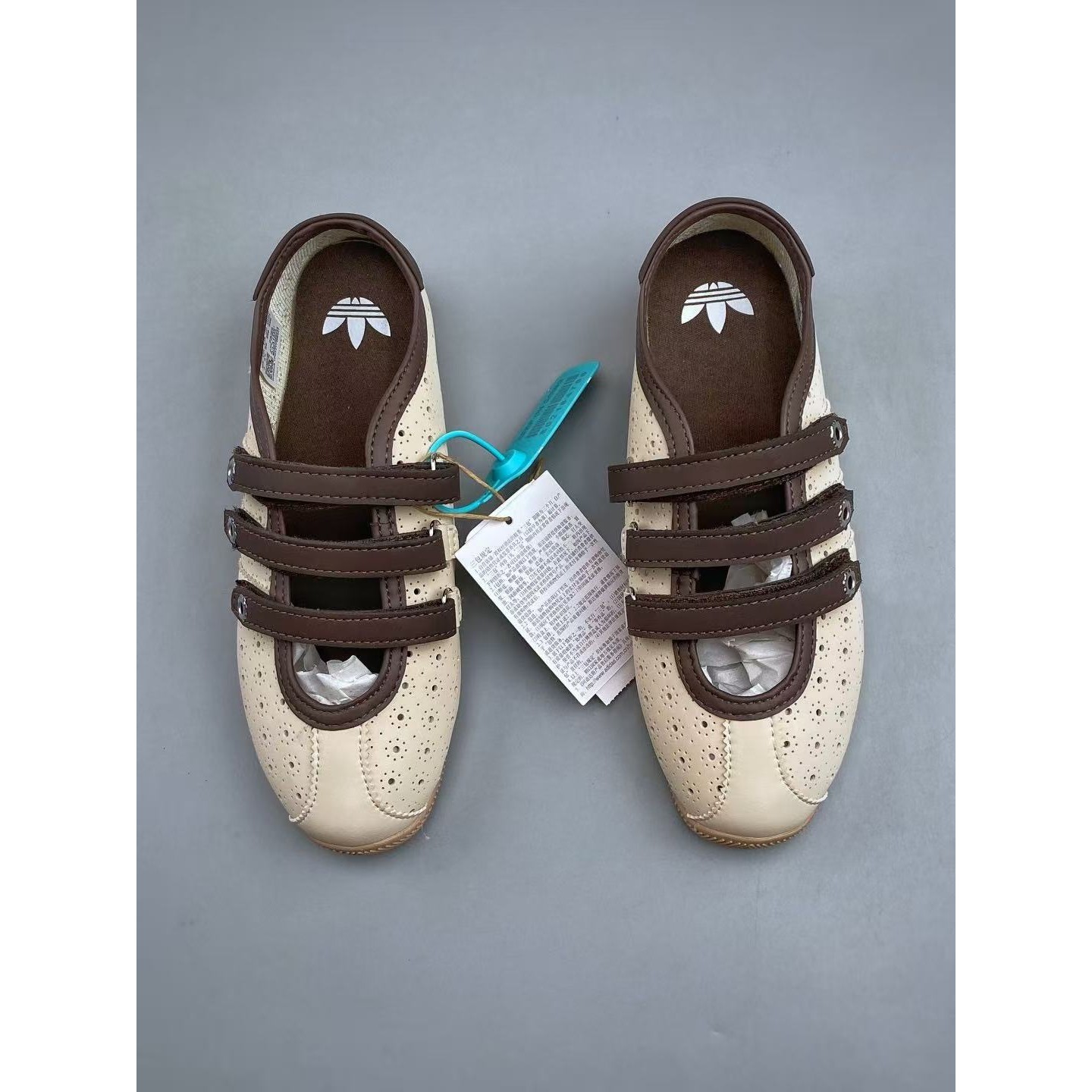 <p>Adidas 玛丽珍鞋(卡其)</p>