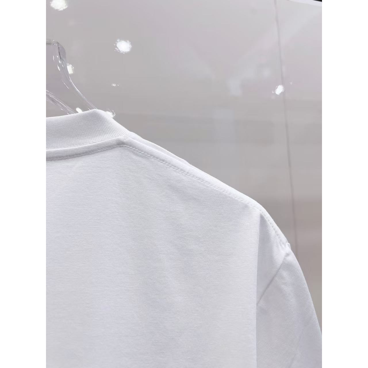 <p>MONCLER&nbsp;短袖圆领T恤(白)</p>