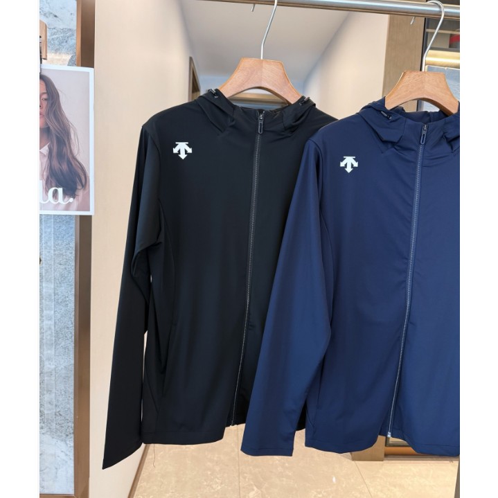 <p>DESCENTE 輕量高彈防曬外套(黑)</p>