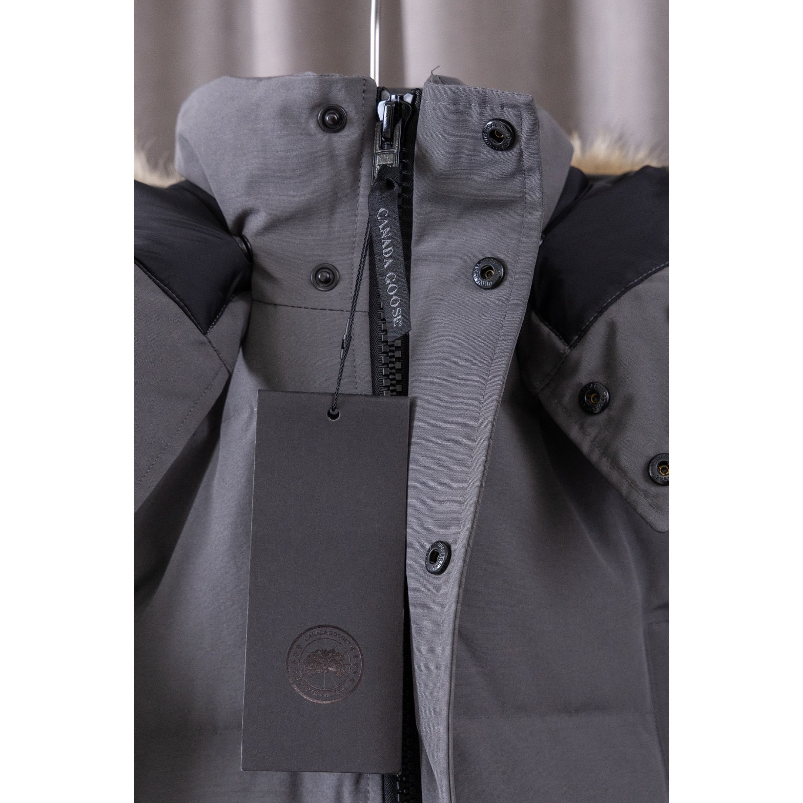 <p>Canada Goose 顶级狼毛Wyndham 2048M &nbsp;29款 系列派克大衣羽绒服(灰色黑标)</p>