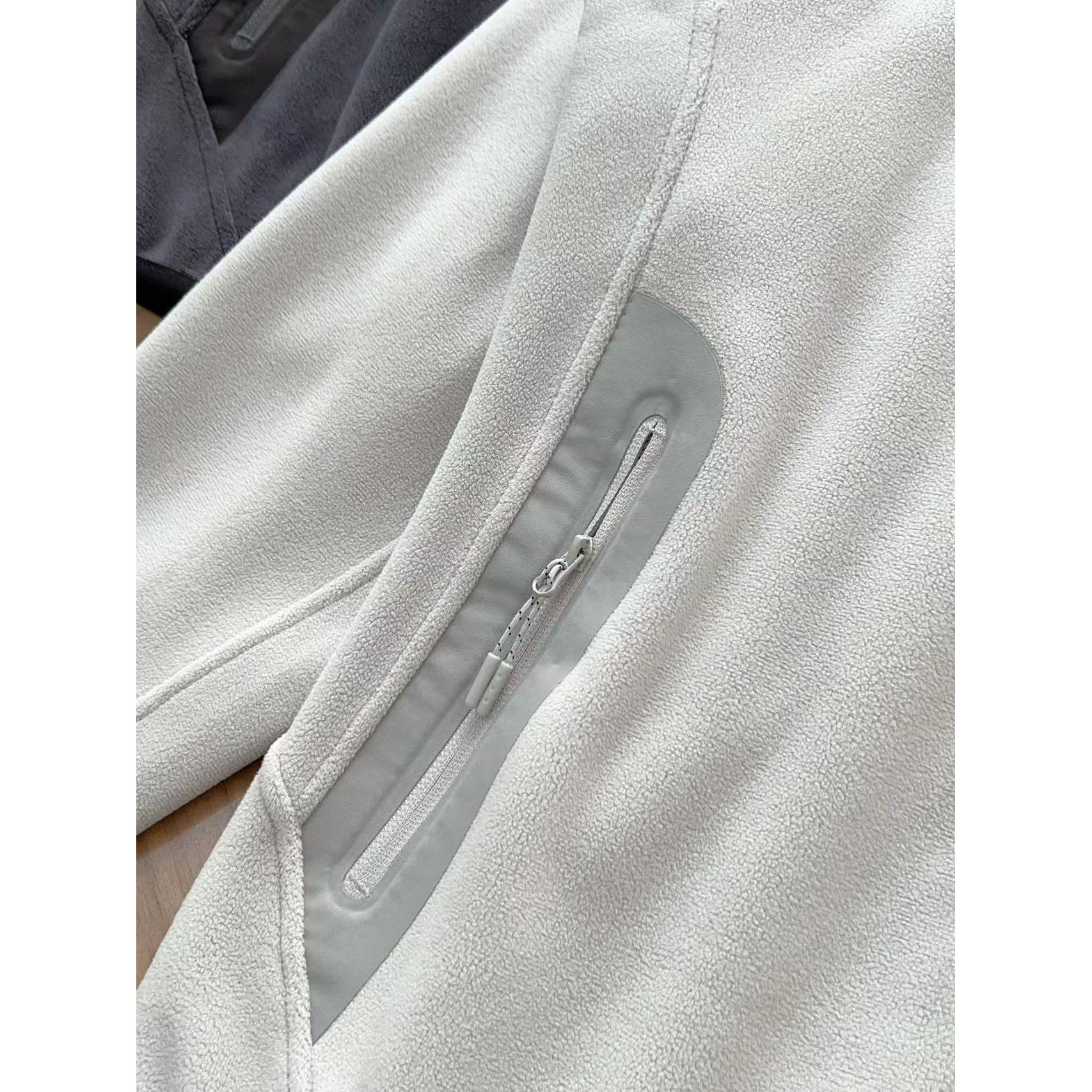 <p>ARC`TERYX 户外机能羊羔毛棉服外套(灰白)</p>