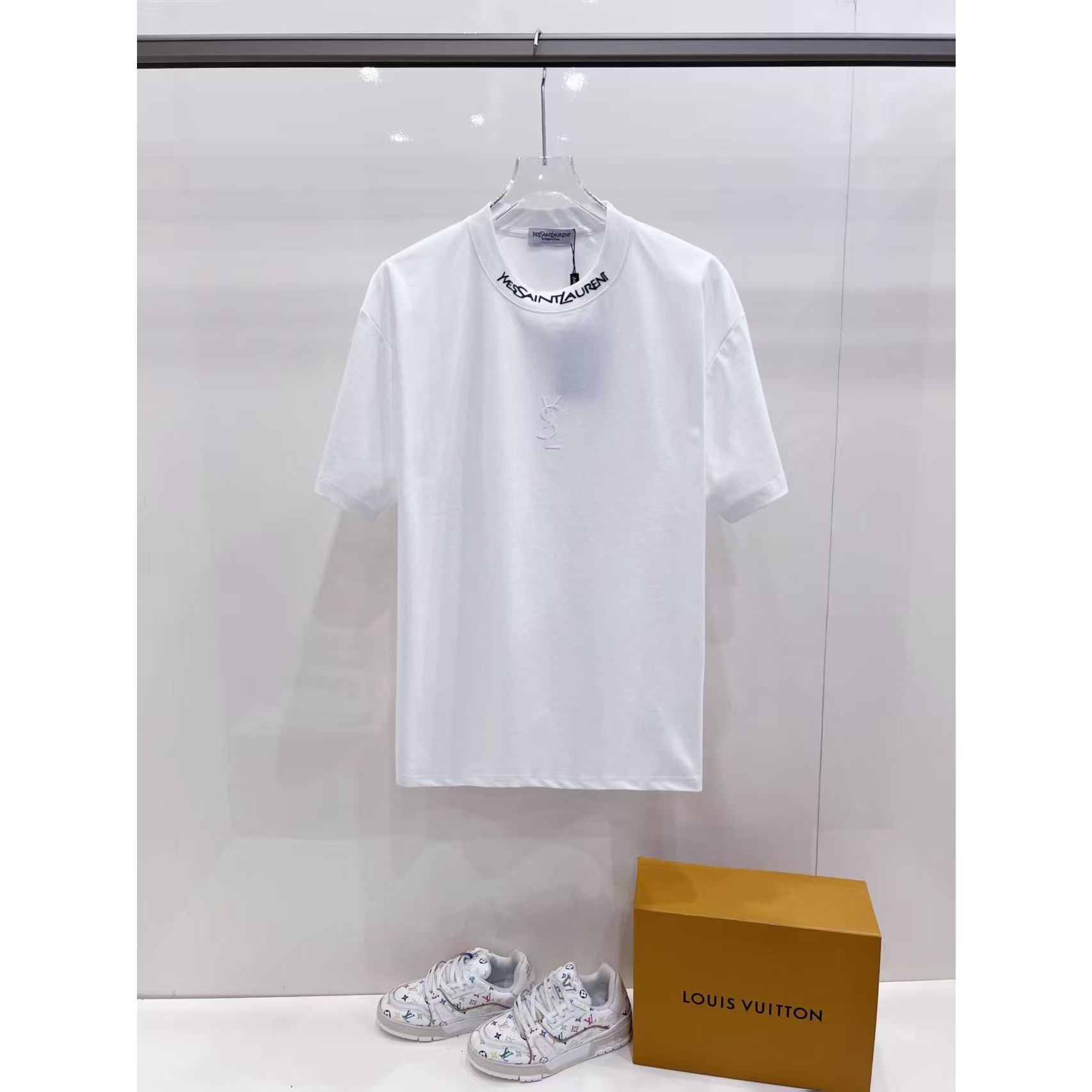 <p>YSL logo图案短袖(白)</p>
