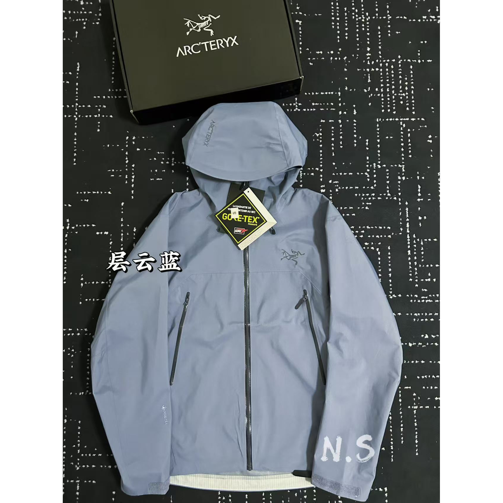 <p>Arc'teryx Beta系列 SL GORE-TEX 硬壳刺绣连帽防水防风透气冲锋衣(层云蓝)</p>