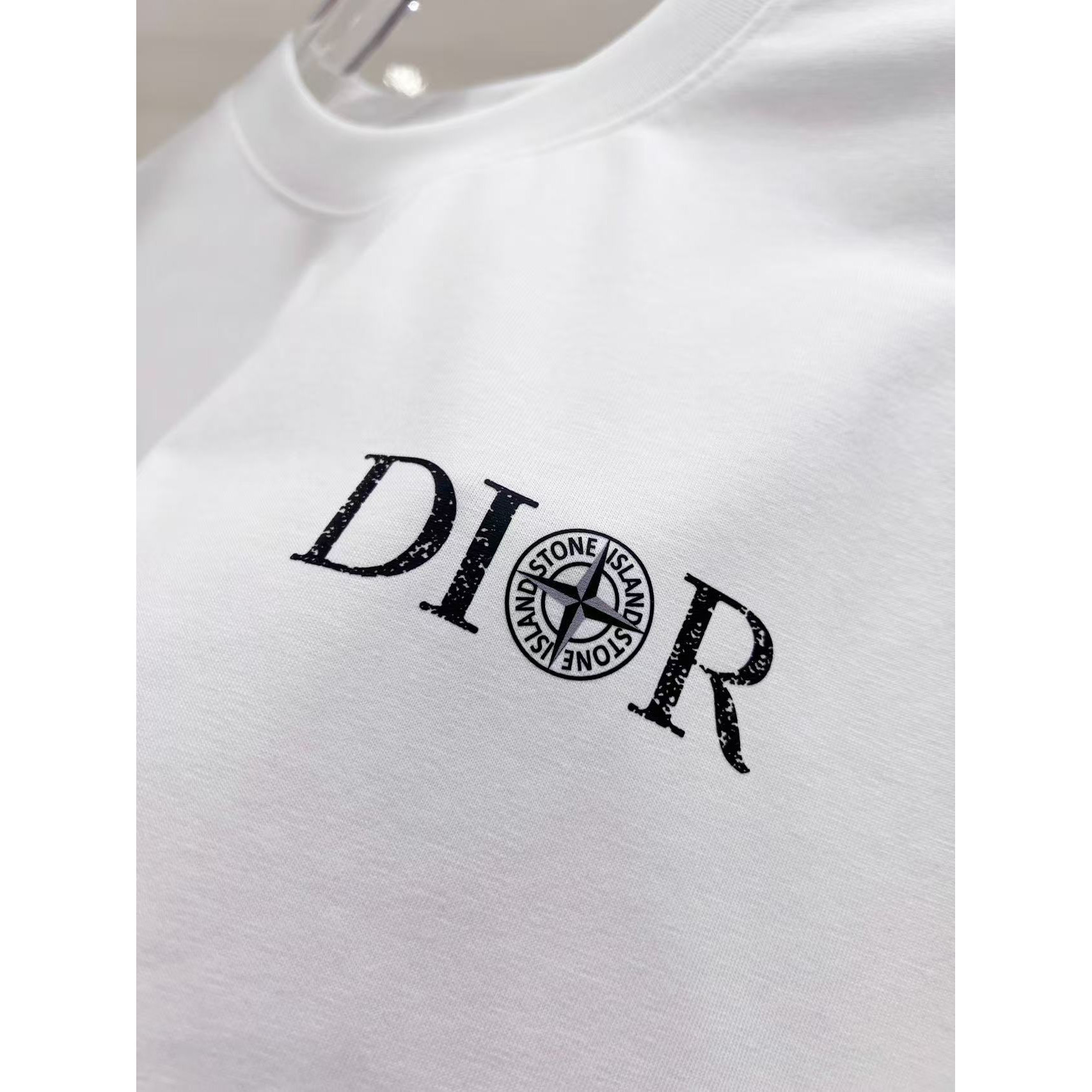 <p>DIOR 迪奥+石头岛联名 logo短袖T恤(白)&nbsp;</p>