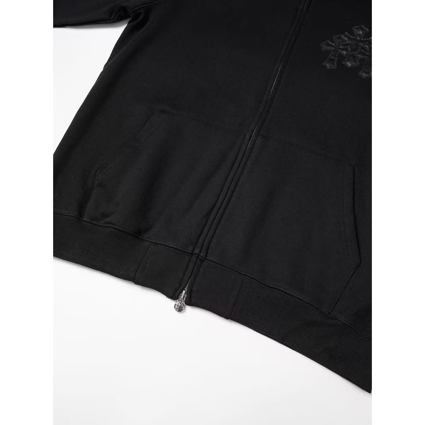 <p>CHROME HEARTS 三花十字架皮标拉链连帽外套(黑)</p>