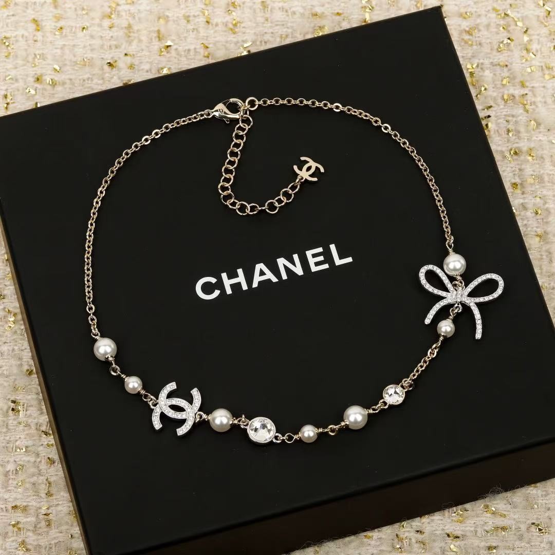 <p>CHANEL&nbsp;蝴蝶结珍珠双c项链</p>