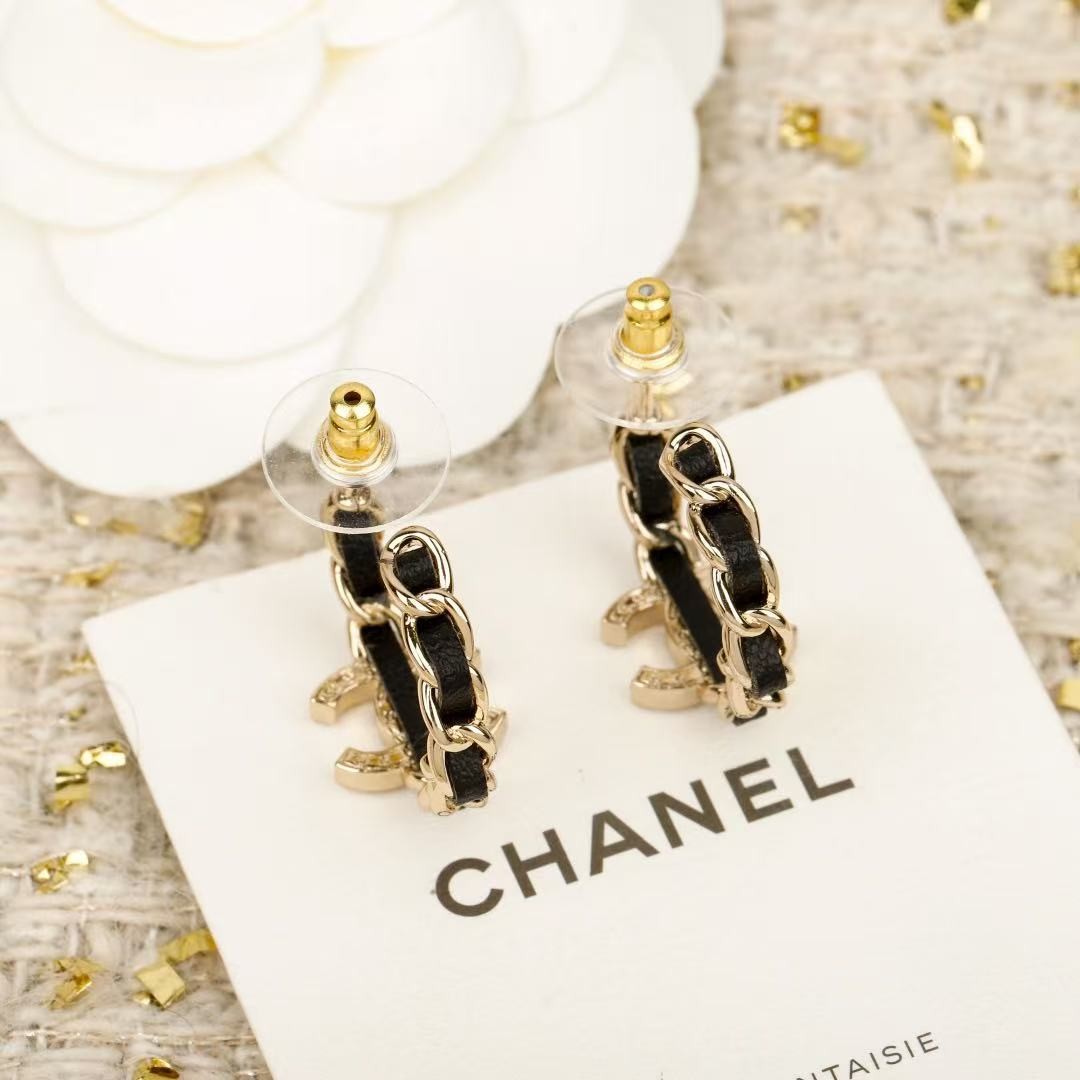 <p>CHANEL&nbsp;穿皮双c耳圈</p>