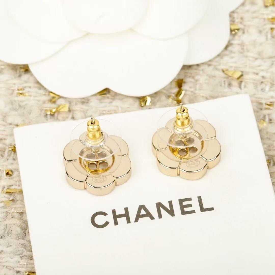 <p>CHANEL&nbsp;纽扣花朵耳钉</p>