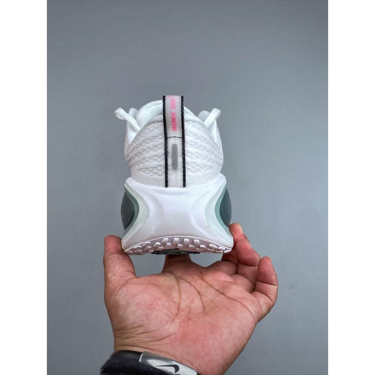 <p>NIKE VOMERO PLUS RUN 休闲跑步鞋</p>