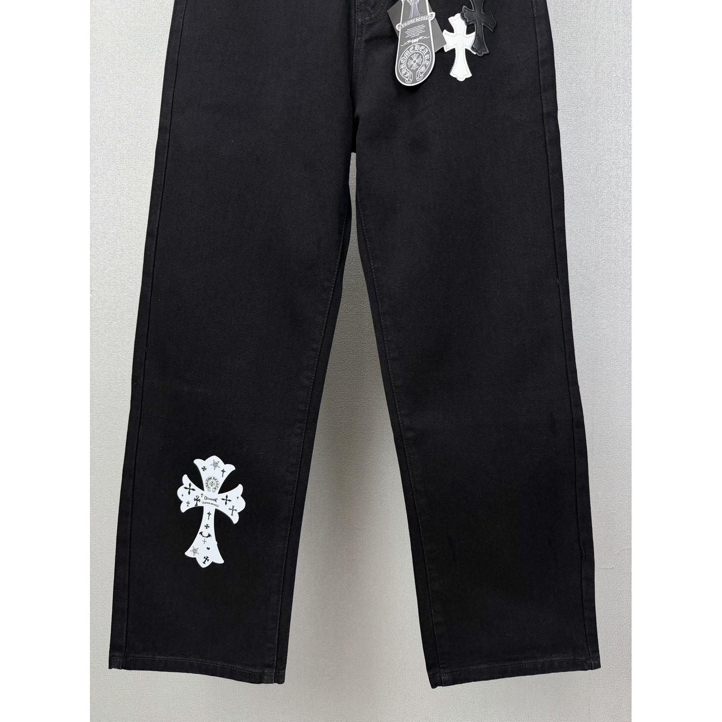 <p>CHROME HEARTS 黑白十字架拼皮情侣款水洗宽松牛仔裤</p>
