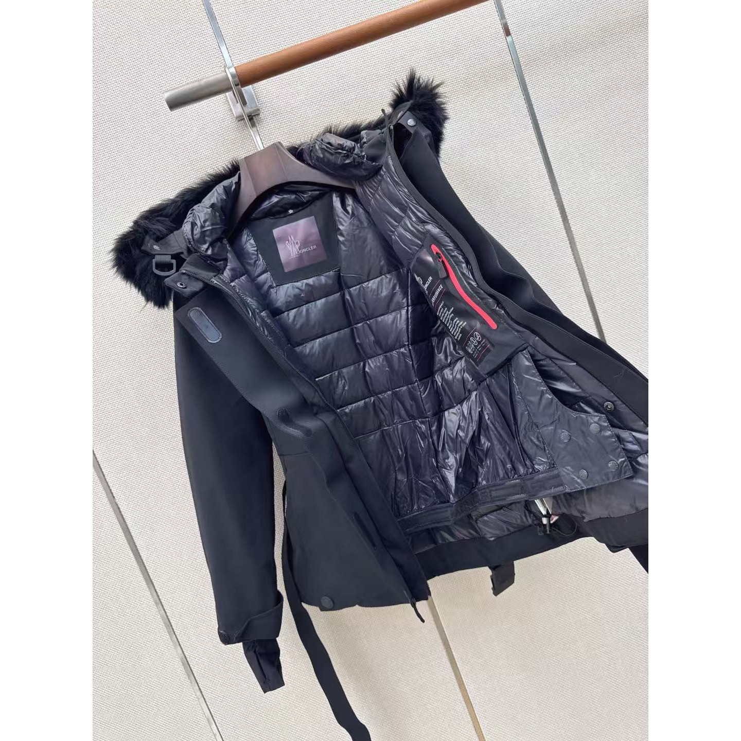 <p>MONCLER 经典Celac短款收腰羽绒滑雪服(藏青)</p>