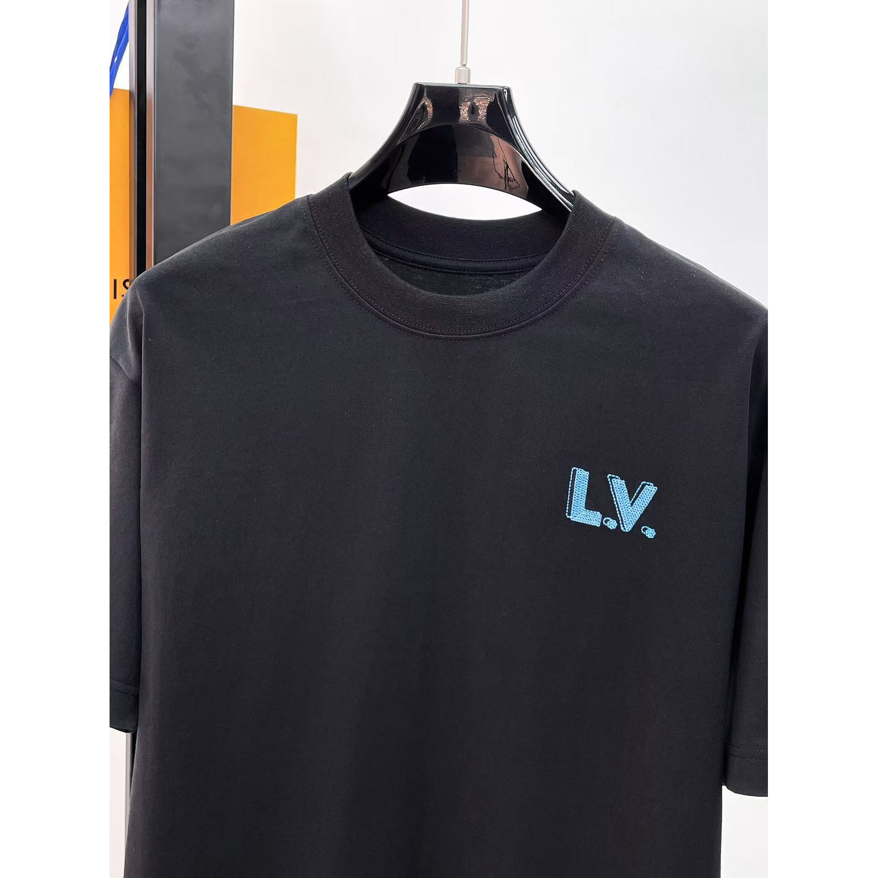 <p>LV 专柜新款短袖T恤(黑)</p>