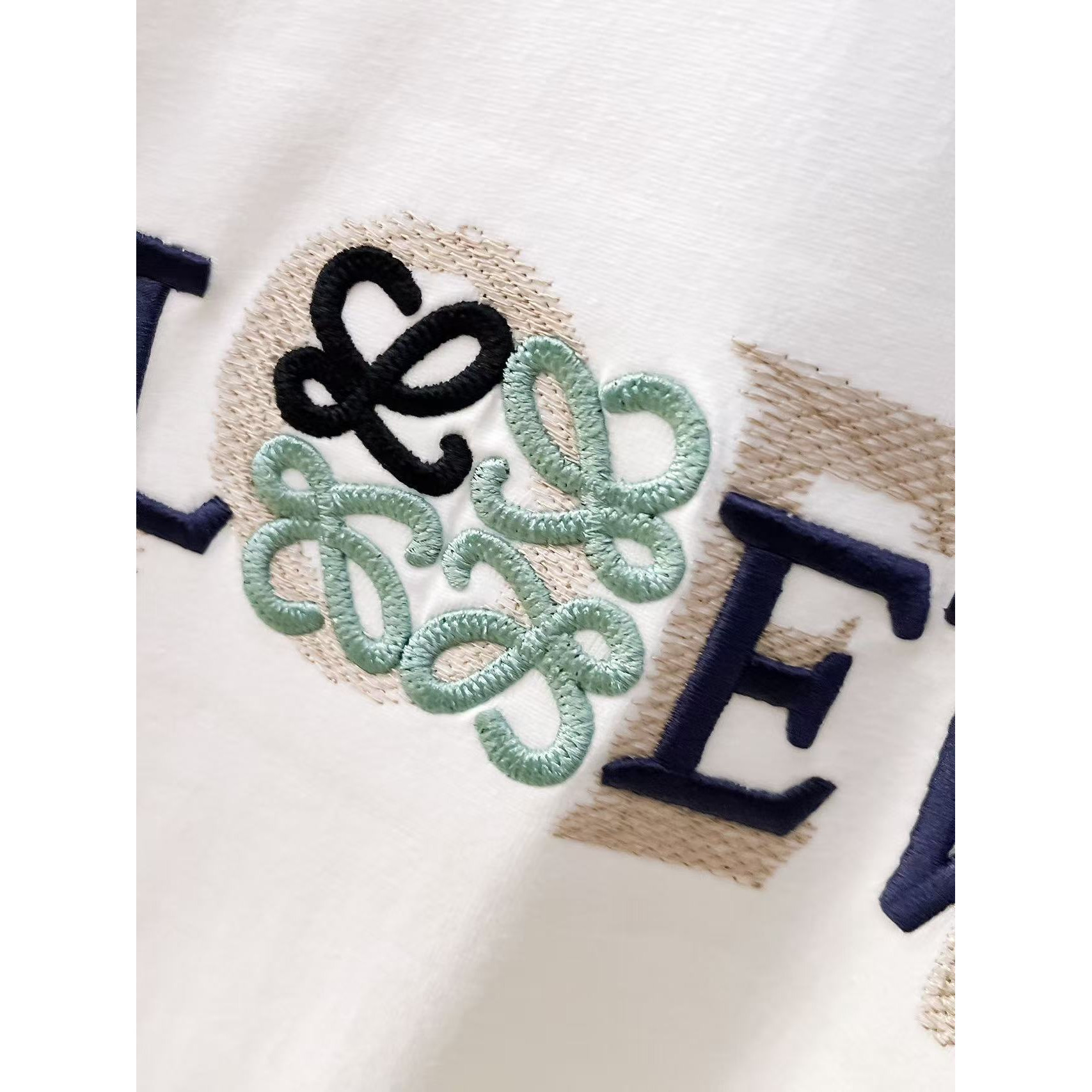 <p>LOEWE 专柜新款短袖T恤(白)</p>