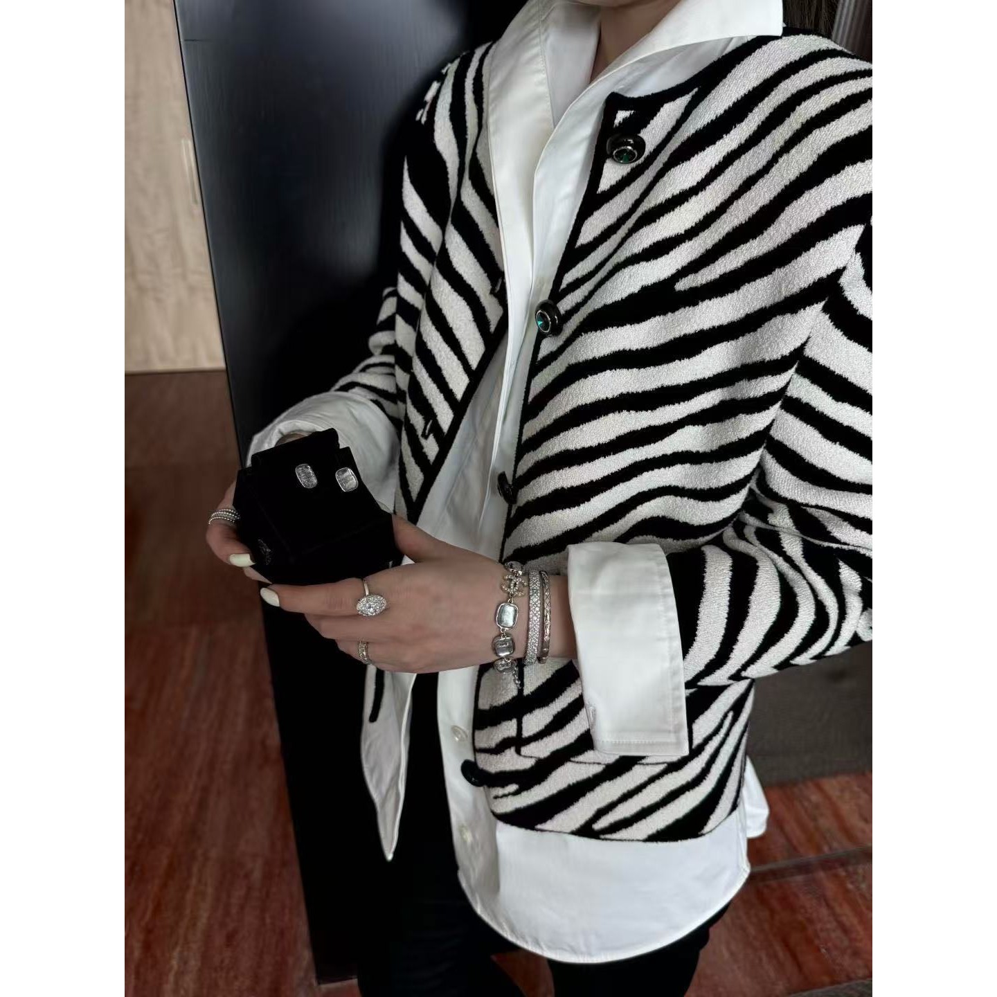<p>CHANEL 银色方糖透明水晶双C手链</p>