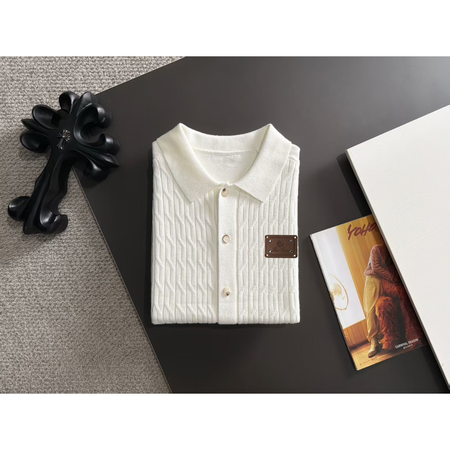 <p>Loro Piana 男士翻领针织外套(白)</p>