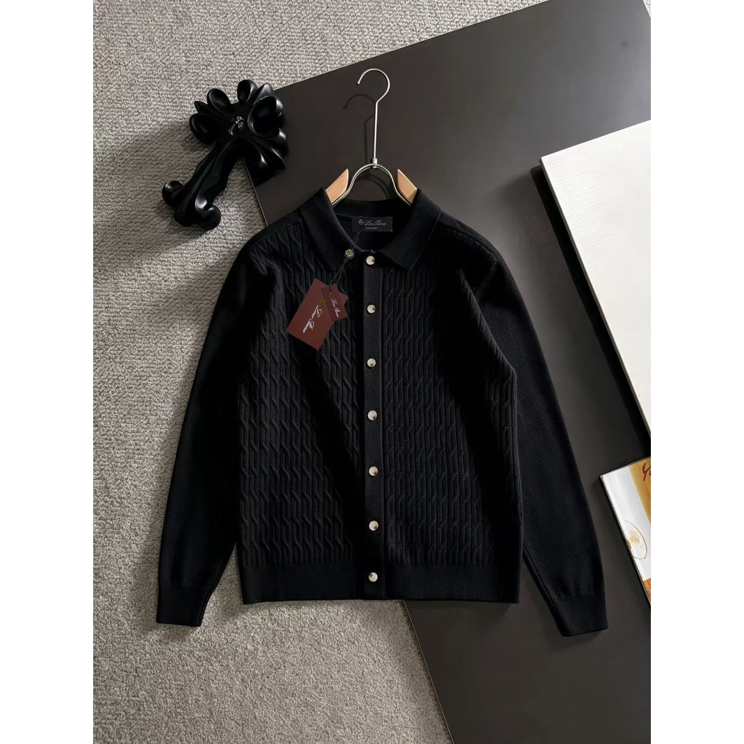 <p>Loro Piana 男士翻领针织外套(黑)</p>