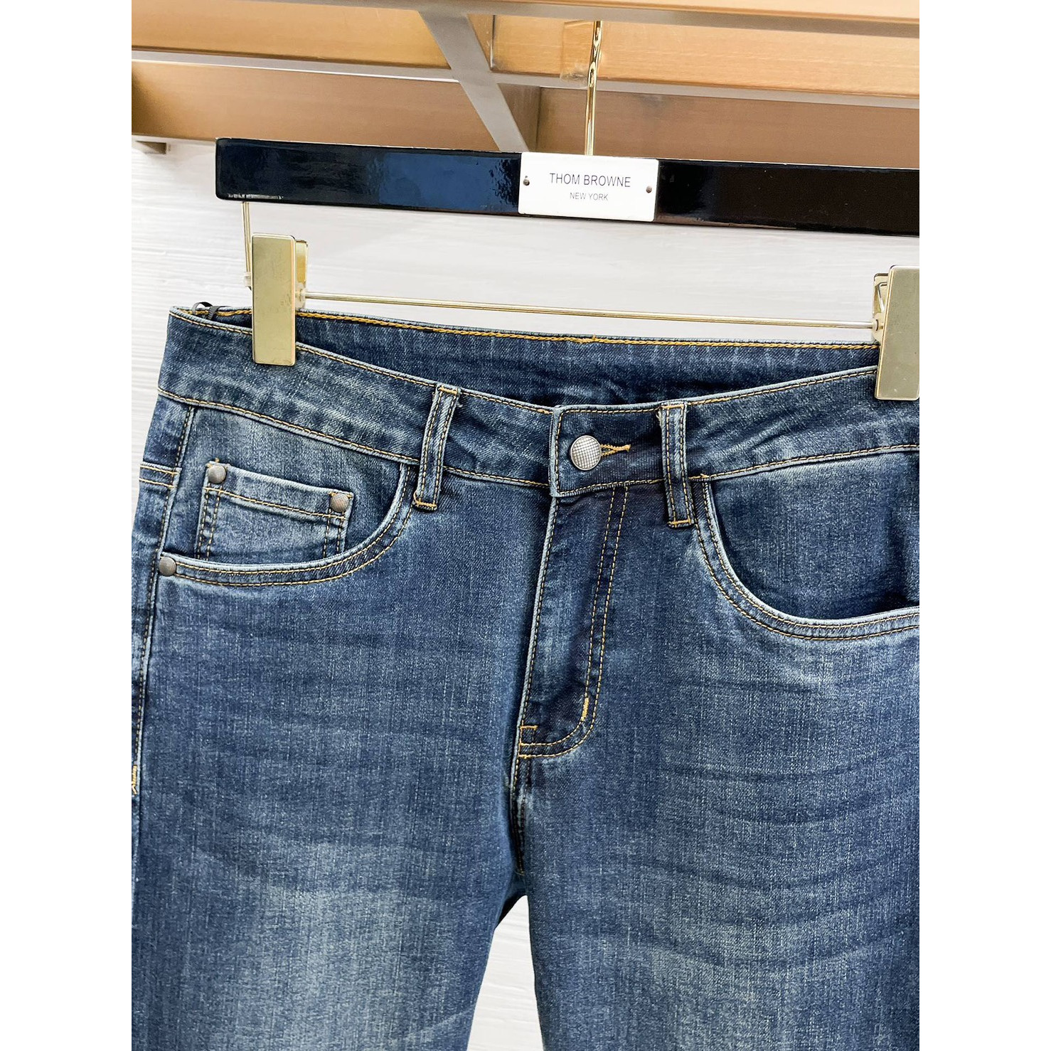 <p>LOEWE&nbsp;高端牛仔裤</p>