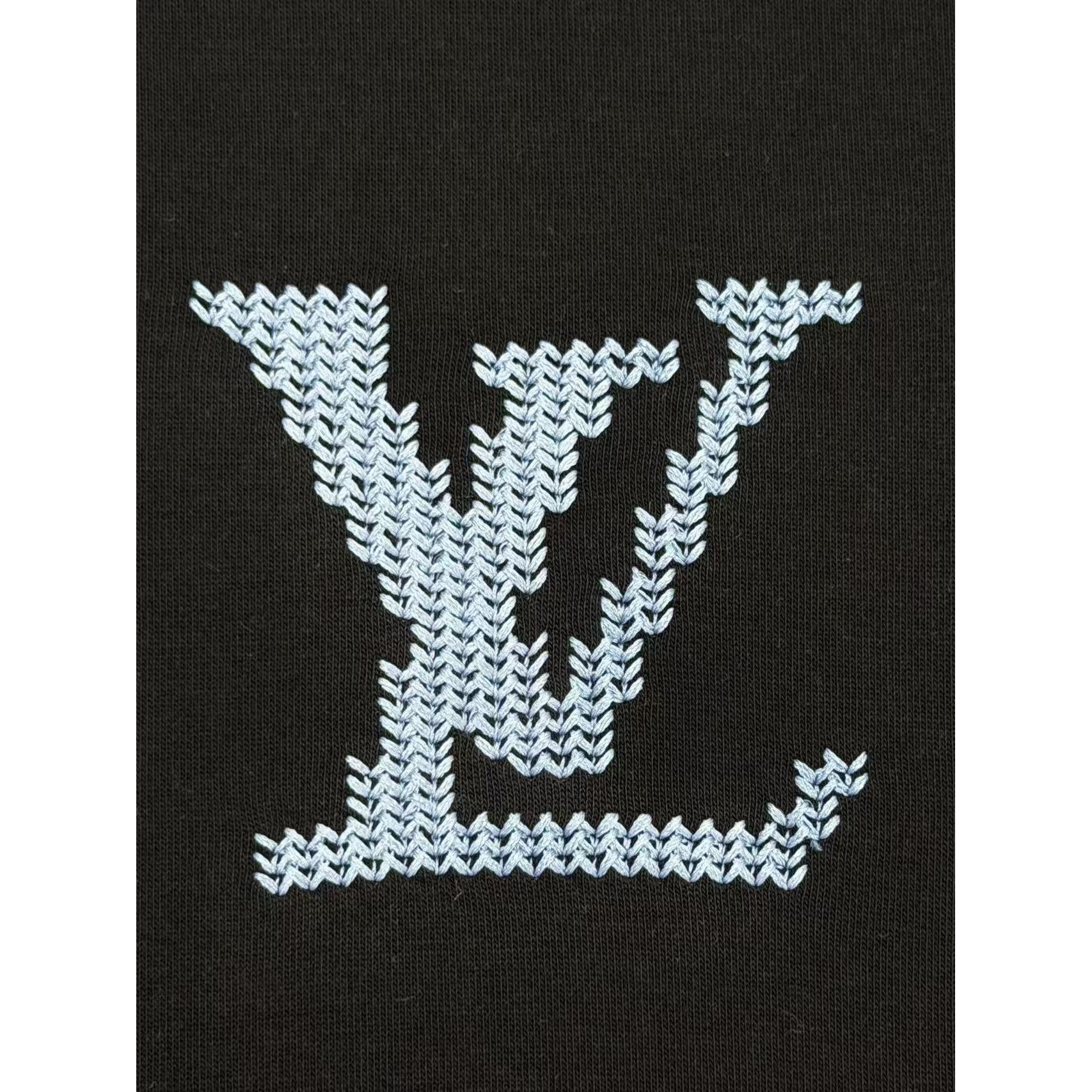 <p>LV&nbsp;刺绣短袖T恤(黑)</p>