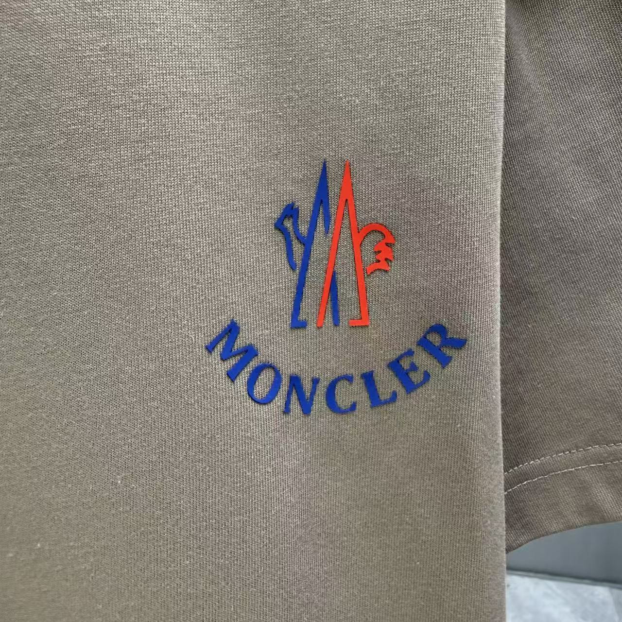 <p>Moncler 短袖T恤(棕)</p>