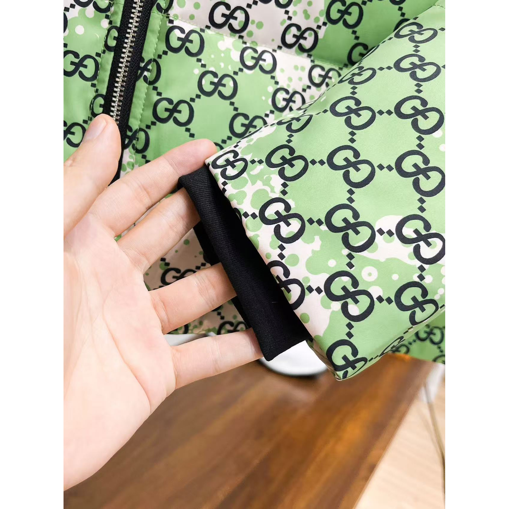 <p>GUCCI 秋冬新款羽绒服(綠)</p>